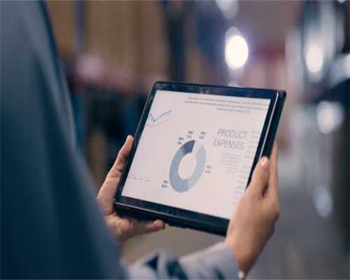 客人吃饭不低头，众人诧异，路过的老汉看出了端倪