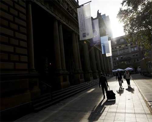 成龙发文悼念演员李丽丽：在片场她叫我弟弟，姐姐一路走好